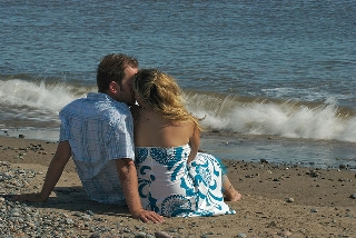 innamorati tra le onde del mare