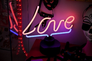 love neon luminoso in atmosfera calda