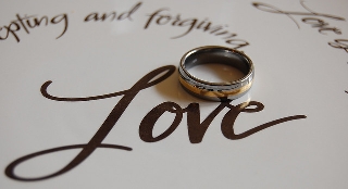 scritta amore e anello