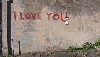 ti amo con spray rosso su muro