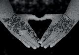 cuore fatto con mani tatuate