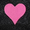 cuore rosa su sfondo nero ruvido