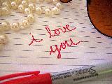 messaggio di amore in rosso tra le perle