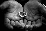 porgere due anelli per il proprio amore