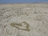 un cuore solitario sulla spiaggia