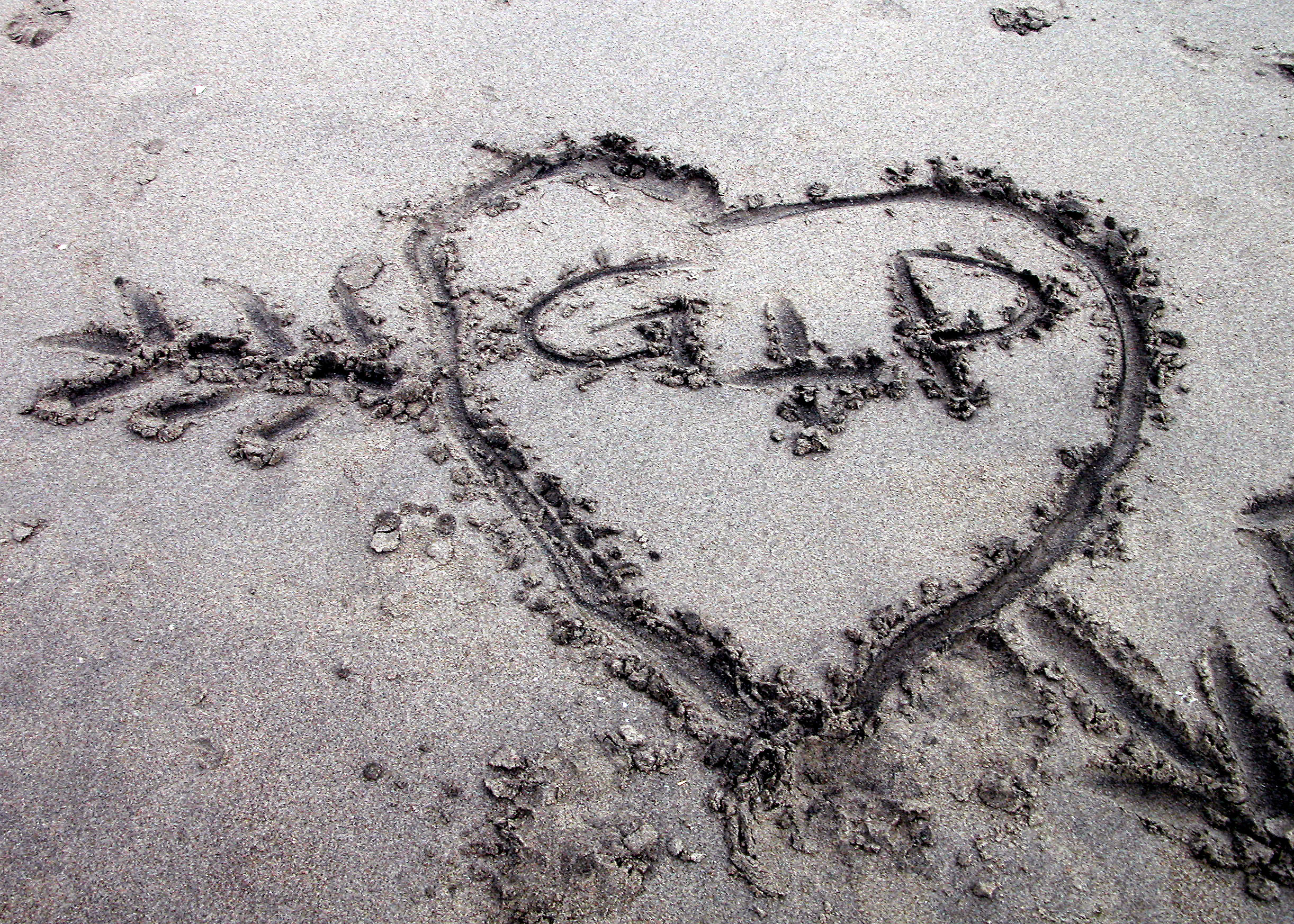cuore con iniziali sulla spiaggia