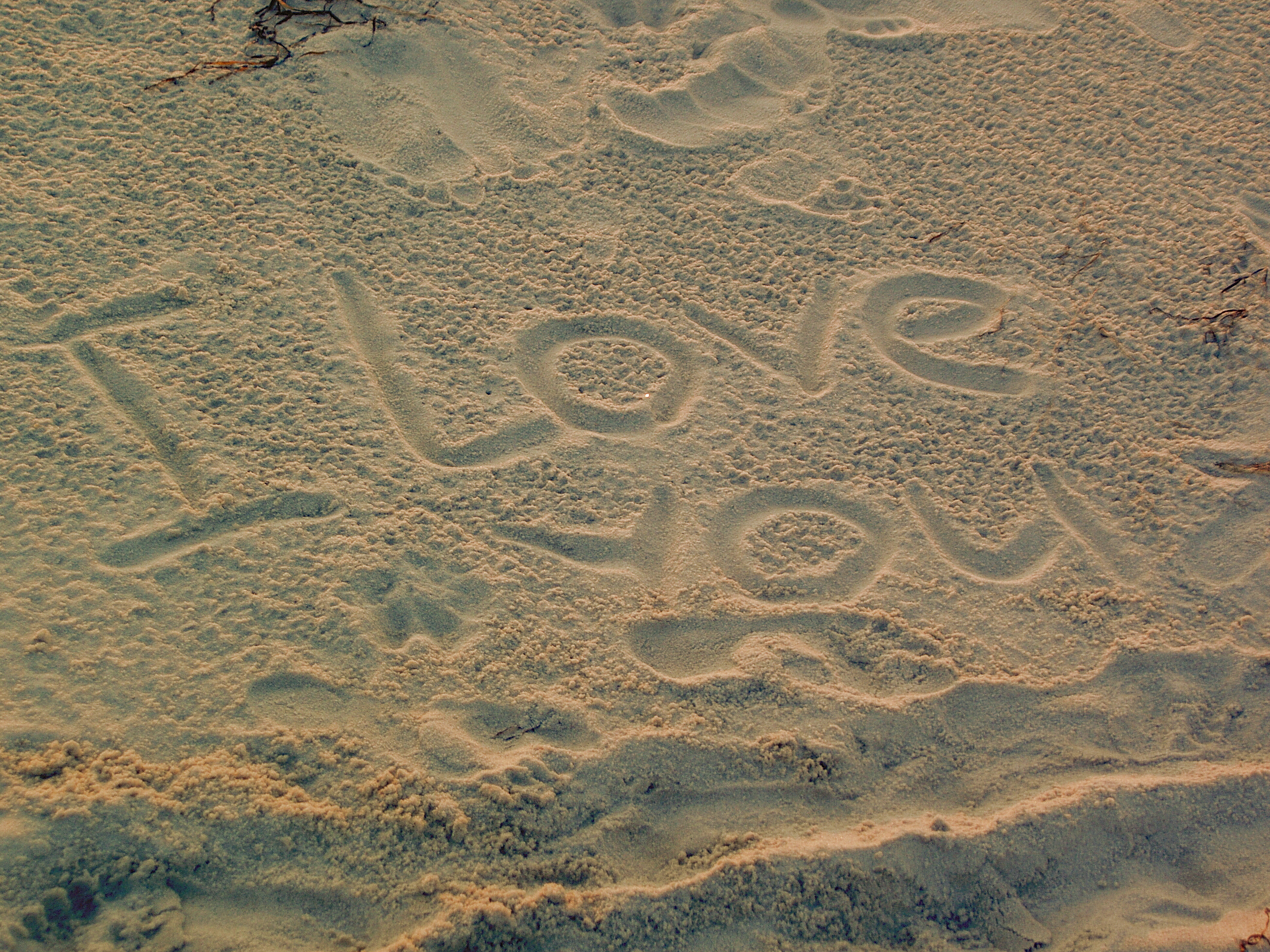 romantico i love you sulla spiaggia